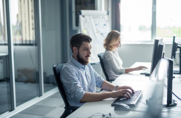 Какво се случва, когато мъж подписва служебната си кореспонденция с женско име