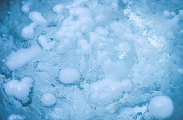 Вижте какво се случва, когато потопим ръка в „горещ лед“