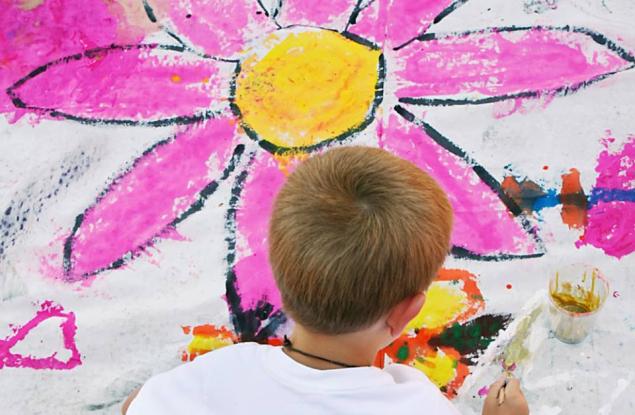 Как се рисуват цветя? Едно малко момче ни учи за живота