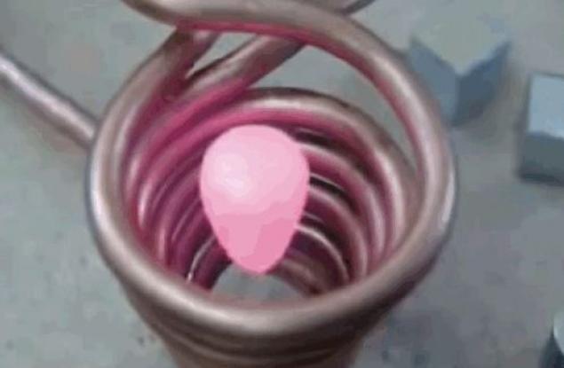 Вижте как тази алуминиева сачма едновременно и левитира, и се разтопява