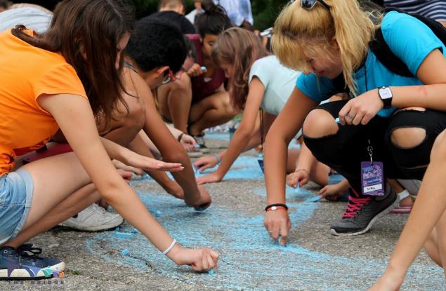 Десетки младежи нарисуваха почти 100-метрова карта на река Дунав