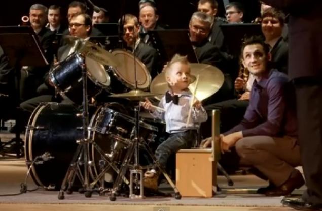 3-годишно дете-чудо свири със симфоничен оркестър