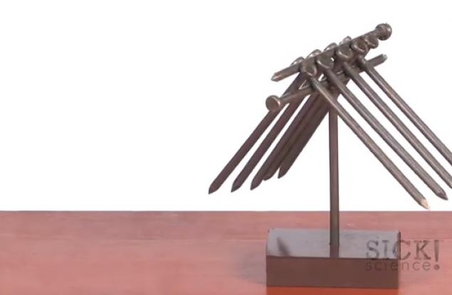 Опитайте да балансирате дузина гвоздеи с този забавен експеримент