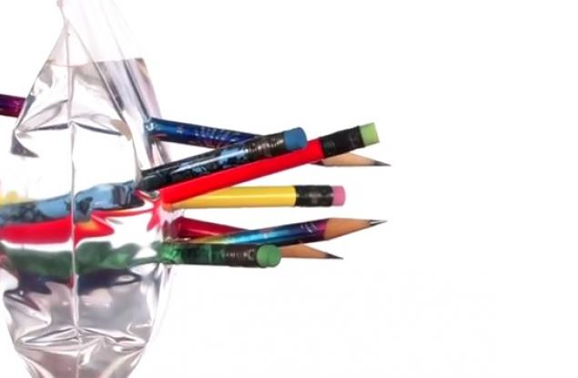 Пробита с остри моливи торбичка, пълна с вода, магически не потича в този експеримент