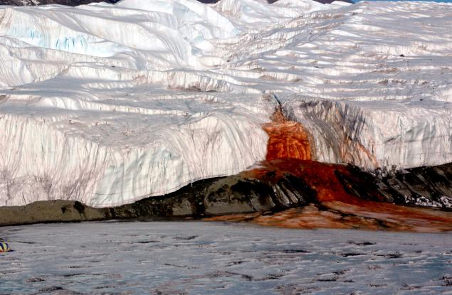 Кървав водопад багри в червено Антарктида