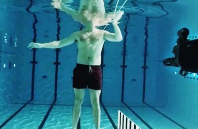 Този учен се простреля във водата. Науката спаси живота му