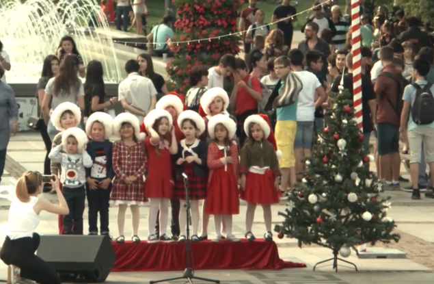 Трябва ли да чакаме Коледа, за да се сетим за децата в риск?