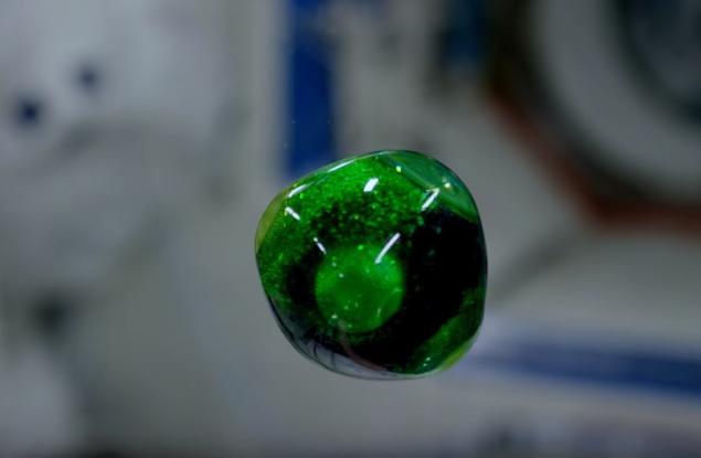 Вижте този особено красив експеримент с цветни течности в Космоса