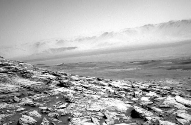 Да, това е Марс. И не, това в далечината не са облаци