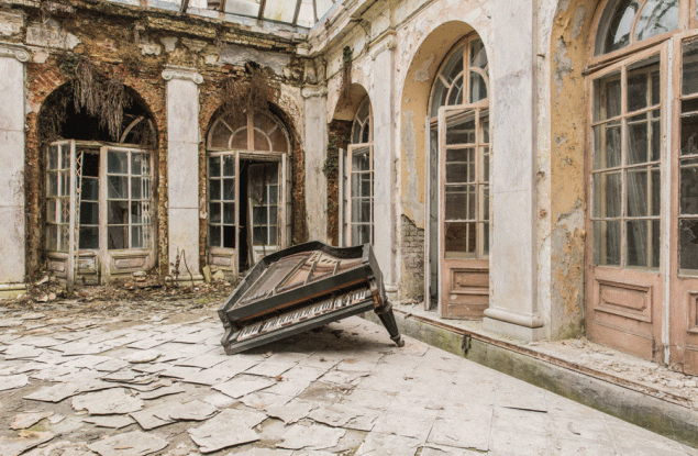 Питай прахта: Ромен Вейон снима изоставените сгради из Европа