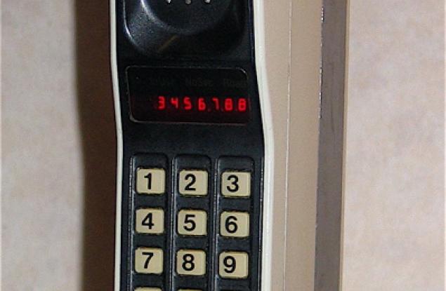 Първият мобилен телефон тежи почти 1 кг и струва 3995 долара