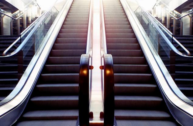 Защо парапетът на ескалатора се движи по-бързо от стъпалата?
