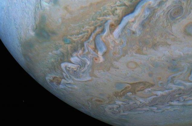 „Джуно“ забеляза „делфин“, плуващ сред облаците на Юпитер