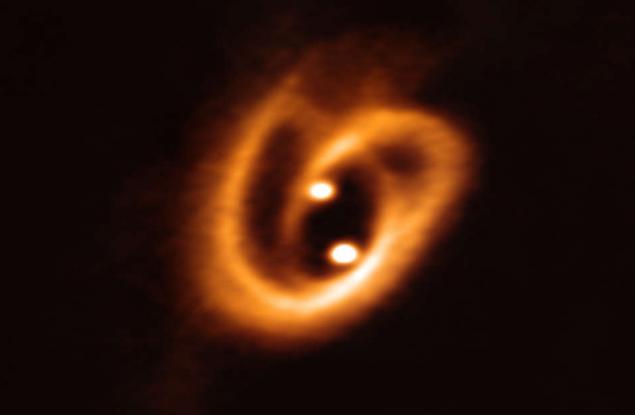 Астрономи заснеха двоична звездна система, родена в „космически прецел“