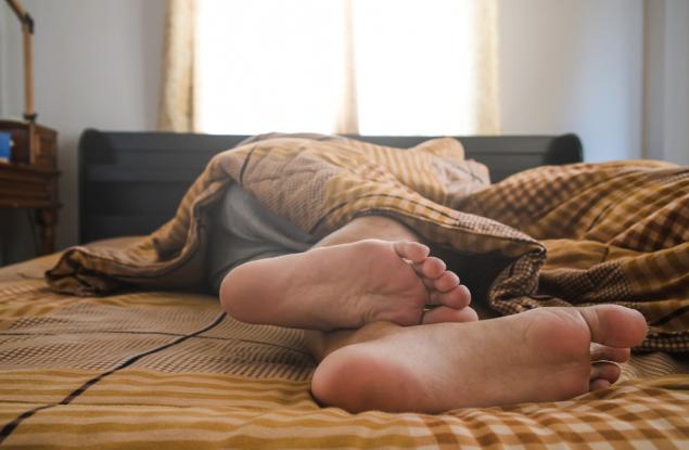  Защо заспиваме по-лесно с отвити крака?
