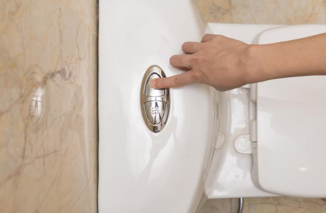 Затваряйте капака на тоалетната, преди да пуснете водата