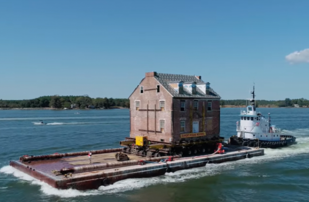 Да преместиш къщата си на 80 км по вода – ето кой го направи!