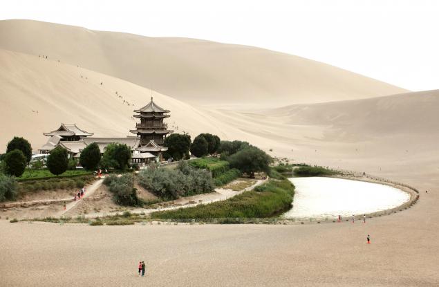 Едно необикновено езеро с формата на полумесец, скрито в пустиня в Китай