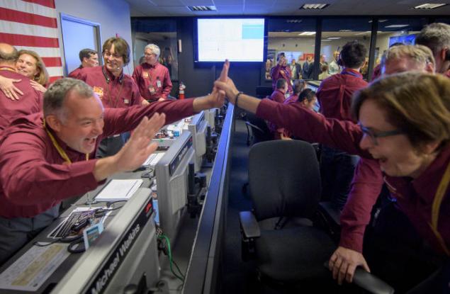 InSight кацна успешно на Марс и изпрати първата си снимка!