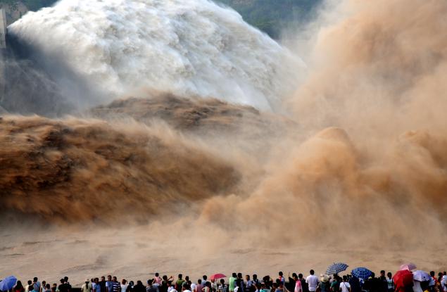 Два „водни дракона“ танцуват край язовир Ксяолангдъ