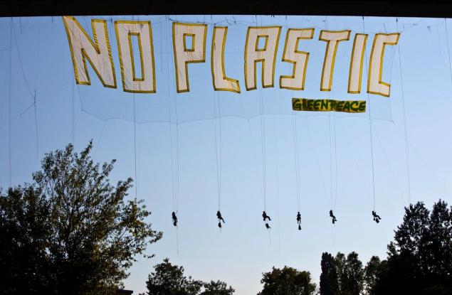 Активисти на Грийнпийс спуснаха 50-метров банер с надпис "NO PLASTIC" от Аспаруховия мост