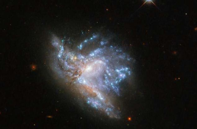 „Хъбъл“ улови зрелищния сблъсък на две галактики