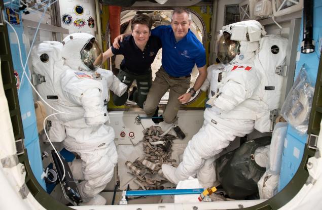 NASA отмени женската космическа разходка. Скафандрите са прекалено големи