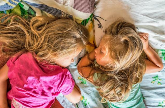 Майка измисли гениален способ да успокои децата преди сън 