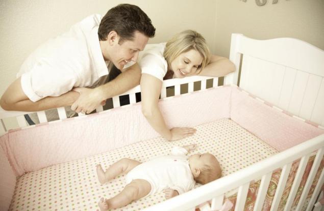 До 6 месеца бебето да спи в стаята на родителите