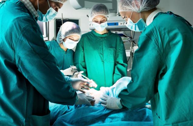 Ето защо хирурзите носят сини или зелени престилки, но никога бели