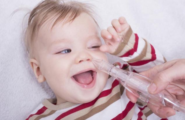 Как се чисти носът на бебето с помпа