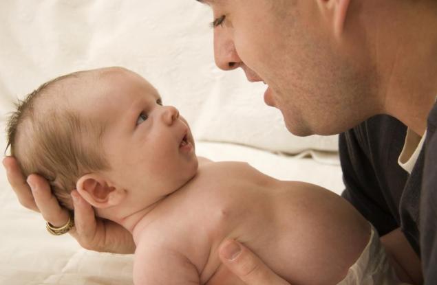 Какви ползи носи общуването на таткото с бебето
