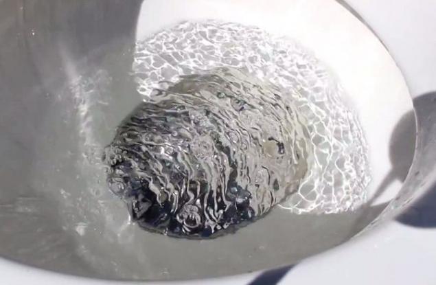 Ето какво се случва, когато излееш живак в тоалетната