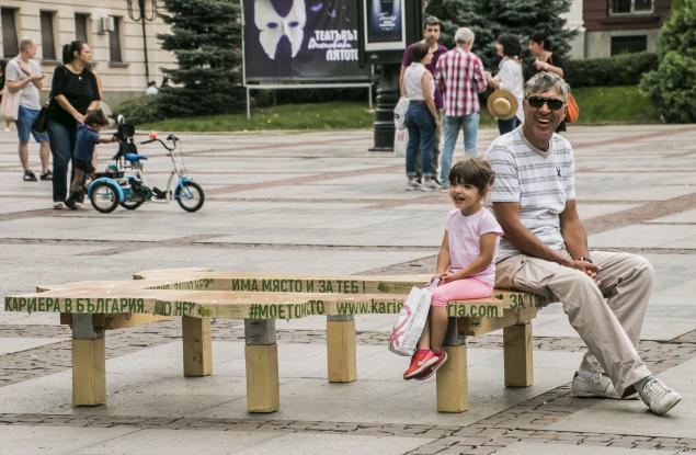 Мистериозна пейка във формата на България се появи пред Народния театър в София