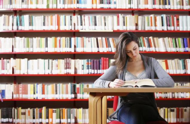 Заобикалящите ни книги ни помагат по неочакван начин