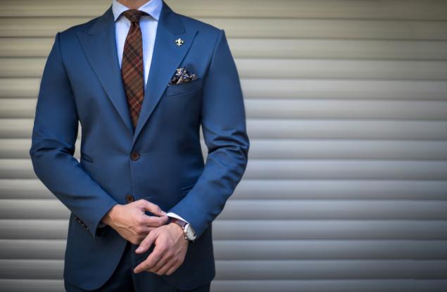 Защо долното копче на сакото не бива да се закопчава