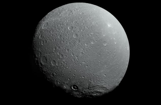 Диона, спътникът на Сатурн, е покрит със странни резки