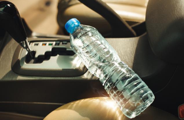 Не оставяйте в колата си пластмасови бутилки с вода в горещ ден, предупреждават пожарникари