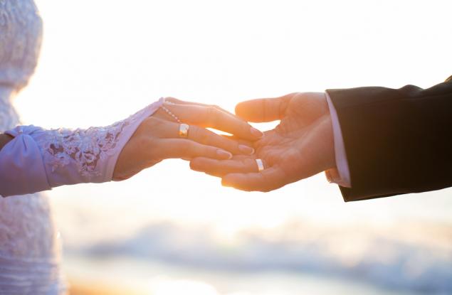 Защо носим сватбения пръстен на безименния пръст?