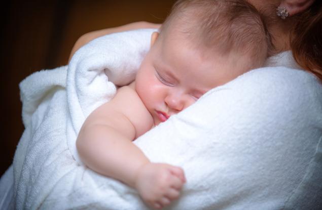 Това момиченце вижда майка си за първи път. Реакцията й е очарователна