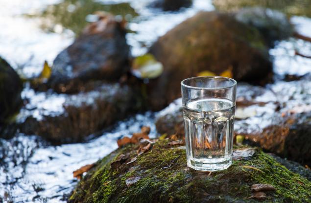 Задържайте минералната вода под езика за няколко секунди!