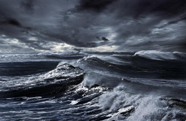 Видео: Кораби се борят с океански бури