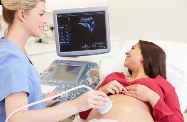 Великобритания разреши раждането на деца с трима родители