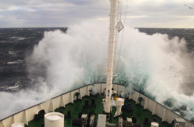 Видеo: Кораби в бури