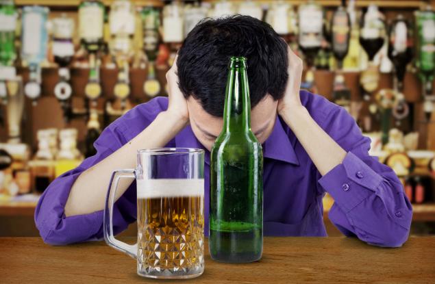 Защо някои хора се зачервяват, когато пият алкохол?