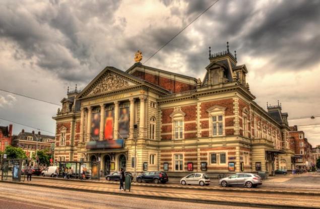 11 април 1888 г. – Открита е концертната зала Концертгебау, една от най-добрите в света