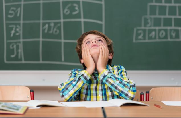 Седенето мирно в клас намалява умствената дейност