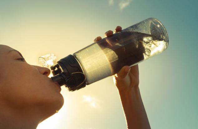 4 детокс съставки, които може да добавяте към водата си