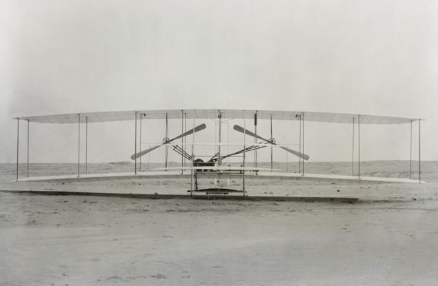 17 декември 1903 г. Извършен е първият контролиран полет с моторен летателен апарат, който е по-тежък от въздуха