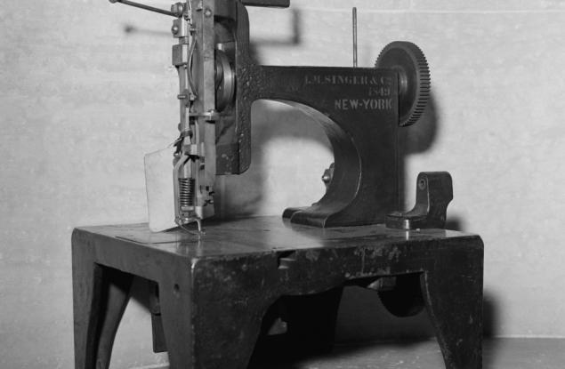 10 септември 1846 г. – Патентоват първата практична шевна машина 